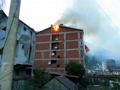 Dernekpazarı'nda Çatı Yangını