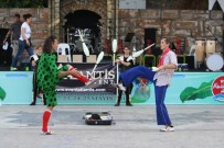 SİHİRBAZLIK - Festivalde Animasyon Ekipleri Ve Yerel Sanatçıların Gösterisi İlgiyle İzlendi