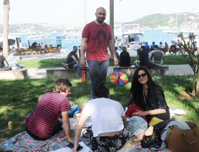 Halit Ergenç ve ailesi Bebek'te piknik yaptı
