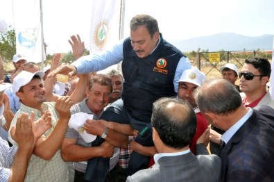 Köylüler, Bakan Eroğlu'nu Omuzlarda Taşıdı