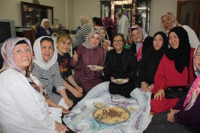 AK Partili Zengin'den Kazak Vatandaşlara Ev Ziyareti