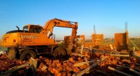KAÇAK YAPILAŞMA - Diyarbakır'da Kaçak Yapılar Zabıta Tarafından Yıkıldı