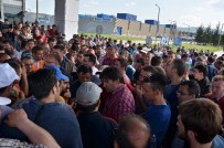 İŞ BIRAKMA EYLEMİ - Ford İşçileri Fabrika Bahçesinden Çıktı