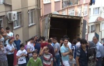 İstanbul'da Freni Boşalan Kamyon Apartmana Çarptı