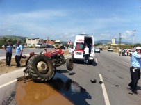 MUSTAFA TÜRK - Kamyonet Traktörle Çarpıştı Açıklaması 1 Ölü, 1 Yaralı