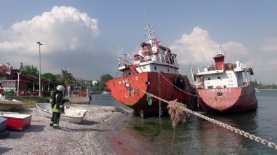 Kocaeli'de Hurda Gemide Çıkan Yangın Korkuttu