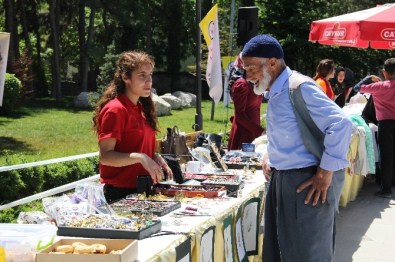 Öğrenciler Hayır Kermesi Açtı