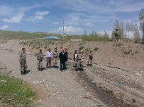 Özalp'ta Kaybolan Minik Çocuğu Jandarma Arazide Uyurken Buldu