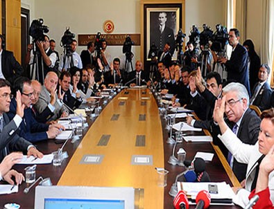 AK Parti'den masadan kalkan muhalefet partilerine klipli tepki