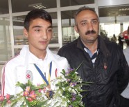 BOKSÖR - Avrupa Şampiyonu Boksöre Coşkulu Karşılama