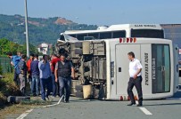 YOLCU MİDİBÜSÜ - Fındıklı'da Bariyerlere Çarpan Midibüs Devrildi