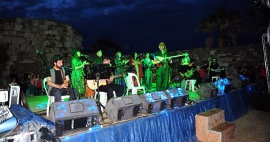İzmir'de Sekiz Dilde Barış Şarkıları