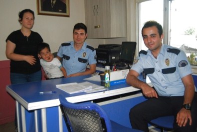 Polis Kaybolan Çocuğu Ailesine Teslim Etti