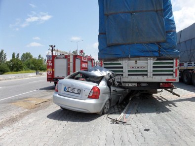 Afyonkarahisar'da Otomobil, Tıra Çarptı Açıklaması 1 Ölü, 1 Yaralı