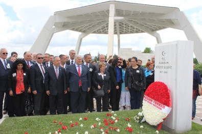 Ecevit Doğum Gününde Kabri Başında Anıldı
