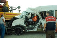 TUR MİNİBÜSÜ - Tur Minibüsü Kaza Yaptı Açıklaması 8 Yaralı
