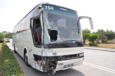 Turistleri Taşıyan Minibüs, Otobüsle Çarpıştı Açıklaması 8 Yaralı