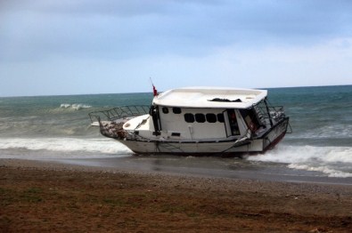 Antalya'da 154 Suriyeli Mültecinin Bulunduğu Tekne Karaya Vurdu