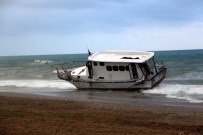 Antalya'da 154 Suriyeli Mültecinin Bulunduğu Tekne Karaya Vurdu