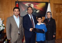 Başkan Göksal Toksoy'dan Başarılı Öğreciye Diz Üztü Bilgisayar