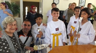 Burhaniye'de Genç Sporcuların Huzurevi Ziyareti