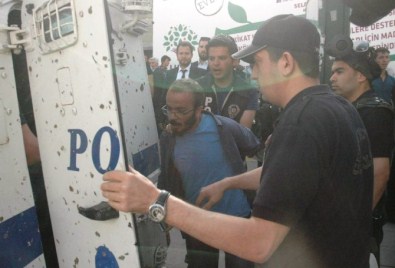 Davutoğlu'nun Mitinginden Sonra 30 Gözaltı