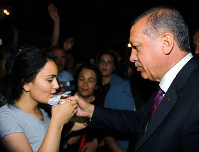 Erdoğan kendisine ulaşmak isterken düşen kızı teselli etti
