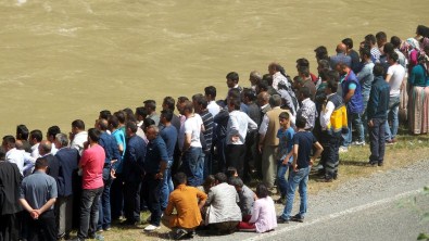 Hakkari'de Kamyonetin Zap Suyu'na Yuvarlanması