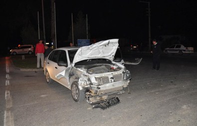 Antalya'da Minibüsle Otomobil Çarpıştı Açıklaması 4 Yaralı