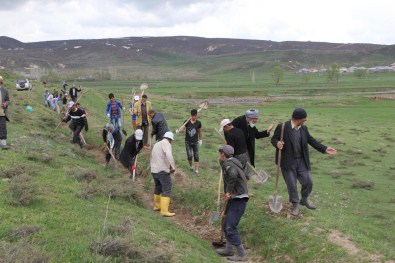 Beş Kilometrelik Arkı Kürekle Temizliyorlar