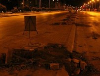 İZMİR BELEDİYESİ - CHP'li belediye tramvay hattı için yüzlerce ağaç kesti