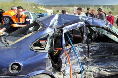 Kütahya'da Minibüs İle Otomobil Çarpıştı Açıklaması 13 Yaralı