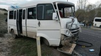 SEYITÖMER - Kütahya'da Otomobil İle Minibüs Çarpıştı Açıklaması 13 Yaralı