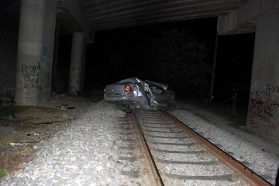 Manisa'da Otomobil Köprüden Demiryoluna Düştü