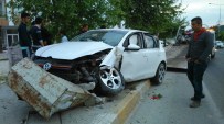 ALTINŞEHİR - Otomobil Kaldırıma Çıktı Açıklaması 1 Yaralı