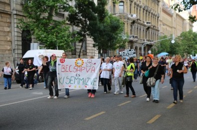 Budapeşte'de Binlerce Sosyal Hizmetler Çalışanı Parlamento Önünde Hükümeti Protesto Etti