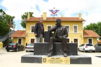 KARAMANOĞLU MEHMETBEY ÜNIVERSITESI - Göçün Sembolü Açıklaması 'Tahta Valizli Adam'