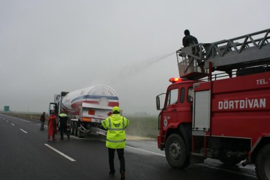 Otoyolda İki LPG Tankeri Çarpıştı, Trafik Aksadı