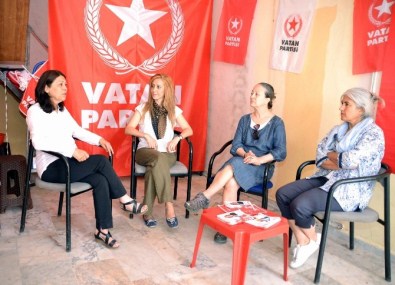 Siirt'te Teşkilatı Olmayan Partinin Kadın Adayı, Seçim Aracını Kendisi Kullanıyor, Bildiri Dağıtıyor