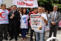 AİLE HEKİMLİĞİ - Samsun'daki Doktor Cinayeti, Dr. Ersin Arslan'ın Öldürüldüğü Hastanede Protesto Edildi