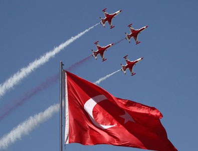 Türk Yıldızları milyonları coşturdu