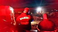 AYVALIK BELEDİYESİ - Ayvalık'ta Çöplük Alanda Çıkan Yangın Korkuttu