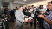KONUT EDİNDİRME YARDIMI - Bakan İşçilerle Yemek Sırasına Girdi