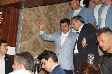 Başbakan Davutoğlu, 23 Saat Süren Temaslarının Ardından Diyarbakır'dan Ayrıldı