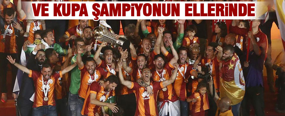 Galatasaray, şampiyonluk kupasını kaldırdı