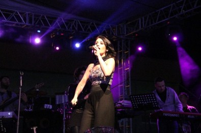 İrem Derici Mut'ta Hayranlarını Coşturdu