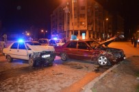 TRAFİK LEVHASI - Kazada Ön Camdan Yola Fırladı