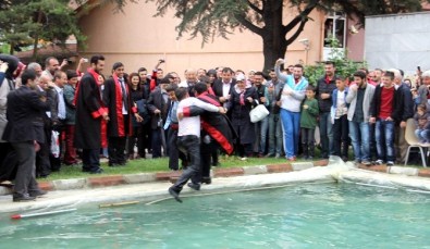 Öğretmen Adayları Havuzda Islandı