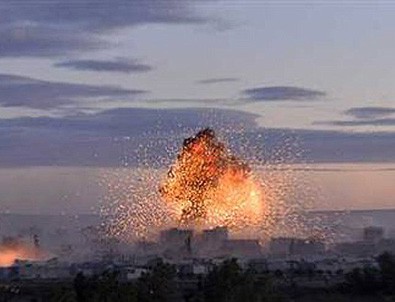 Sınırda büyük patlama: 25 kişi yanarak öldü