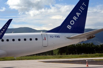 Yıldırım İsabet Eden Uçağın Seferi İptal Edildi